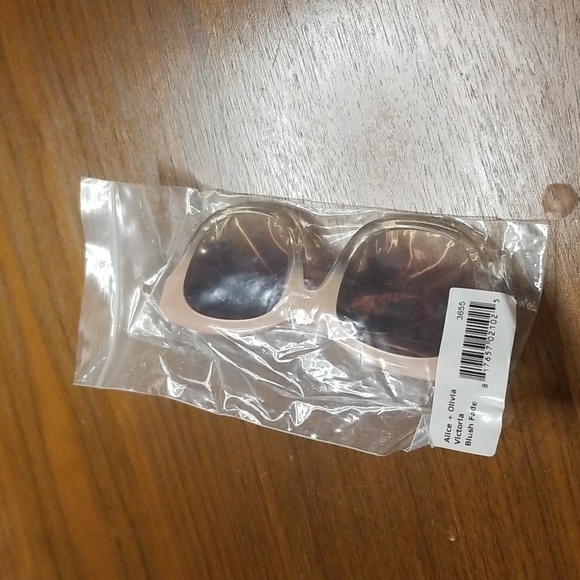 💕ALICE + OLIVIA💕 Victoria Sunglasses Blush/Fade NWT - Picture 15 of 16